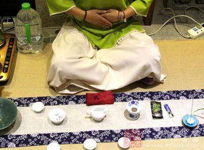 女士喝茶的手勢(shì)，女人正確喝茶手勢(shì)姿勢(shì)圖