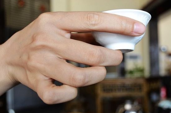 女士喝茶的手勢(shì)，女人正確喝茶手勢(shì)姿勢(shì)圖