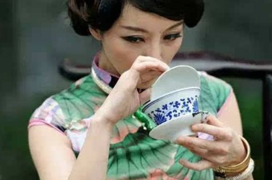 女士喝茶優(yōu)雅姿勢，女士正確喝茶姿勢禮儀