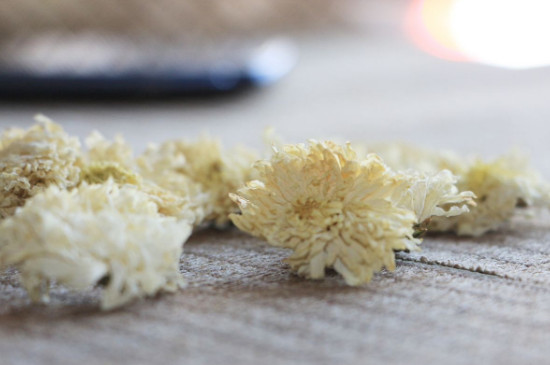 菊花茶買(mǎi)小朵還是大朵，泡茶用的小菊花和大菊花哪個(gè)好
