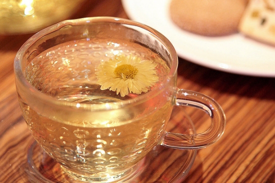 經(jīng)常菊花泡水好嗎，喝菊花茶有什么好處？