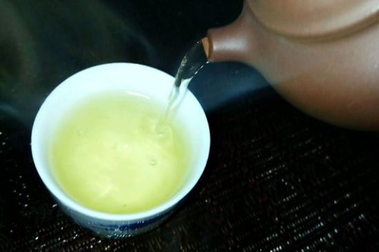 一天什么時(shí)候喝黑茶最好，喝黑茶一天最佳時(shí)間和季節(jié)