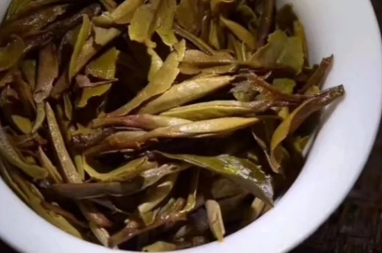 老白茶上火還是去火？夏季喝煮的老白茶會容易上火！