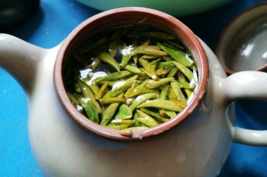 龍井茶放二年了能喝嗎，過(guò)期龍井茶的妙用！