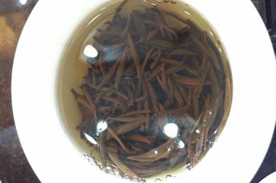 女人喝金駿眉的好處和壞處，女性喝金駿眉可減肥養(yǎng)顏