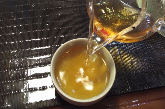 女人喝金駿眉的好處和壞處，女性喝金駿眉可減肥養(yǎng)顏