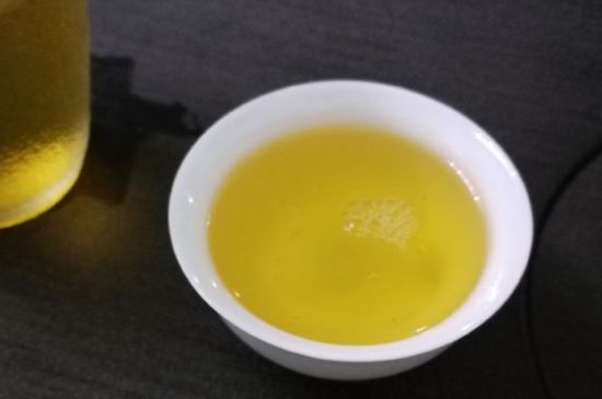 女人喝金駿眉的好處和壞處，女性喝金駿眉可減肥養(yǎng)顏